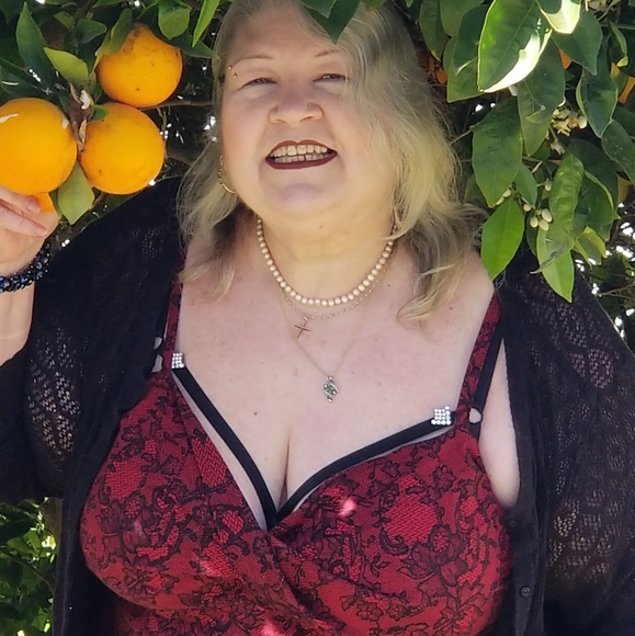 Retired Hairstylist/Make up Artist *Torrid Girl!* - Picture 10 of 12